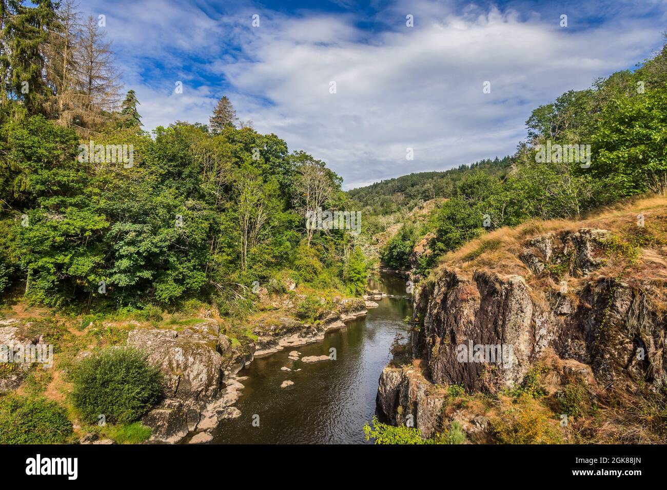Blick auf den Fluss Creuse entlang der Gorge d'Anzeme, Creuse (23), Frankreich. Stockfoto