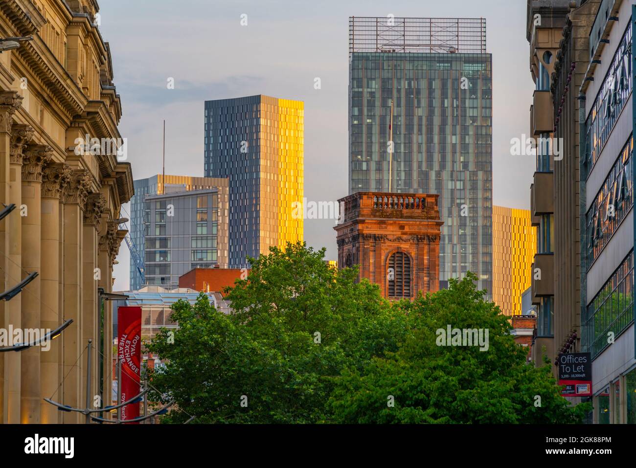 Blick auf zeitgenössische Architektur von Exchange Street, Manchester, Lancashire, England, Großbritannien, Europa Stockfoto