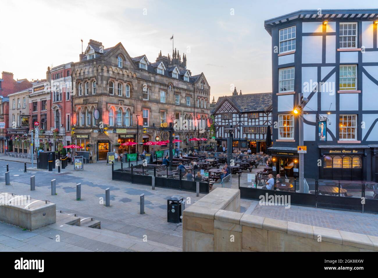 Blick auf die Oyster Bar auf dem Shambles Square in der Abenddämmerung, Manchester, Lancashire, England, Großbritannien, Europa Stockfoto