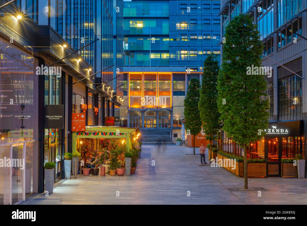 Blick auf Restaurants und Gebäude in Springfields in der Abenddämmerung, Manchester, Lancashire, England, Vereinigtes Königreich, Europa Stockfoto