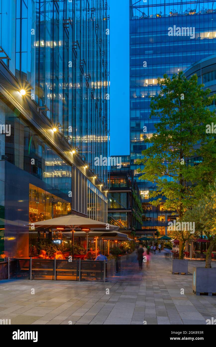 Blick auf Restaurants und Gebäude in Springfields in der Abenddämmerung, Manchester, Lancashire, England, Vereinigtes Königreich, Europa Stockfoto