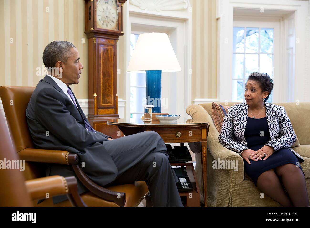 Präsident Barack Obama trifft sich mit der Generalanwältin Loretta Lynch im Oval Office, 27. April 2015. (Offizielles Foto des Weißen Hauses von Pete Souza) Dieses offizielle Foto des Weißen Hauses wird nur zur Veröffentlichung durch Nachrichtenorganisationen und/oder zum persönlichen Druck durch die Betreffzeile(en) des Fotos zur Verfügung gestellt. Das Foto darf in keiner Weise manipuliert werden und darf nicht in kommerziellen oder politischen Materialien, Anzeigen, E-Mails, Produkten oder Werbeaktionen verwendet werden, die in irgendeiner Weise die Zustimmung oder Billigung des Präsidenten, der ersten Familie oder des Weißen Hauses nahelege. Stockfoto