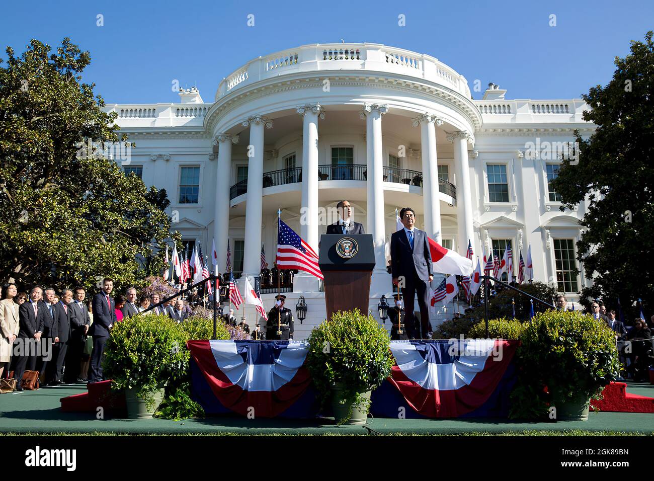 Präsident Barack Obama hält während der Zeremonie zur Ankunft des japanischen Premierministers Shinzo Abe auf dem South Lawn des Weißen Hauses am 28. April 2015 eine Rede. (Offizielles Foto des Weißen Hauses von Pete Souza) Dieses offizielle Foto des Weißen Hauses wird nur zur Veröffentlichung durch Nachrichtenorganisationen und/oder zum persönlichen Druck durch die Betreffenden des Fotos zur Verfügung gestellt. Das Foto darf in keiner Weise manipuliert werden und darf nicht in kommerziellen oder politischen Materialien, Anzeigen, E-Mails, Produkten oder Werbeaktionen verwendet werden, die in irgendeiner Weise die Zustimmung oder Billigung des Präsidenten nahelege Stockfoto