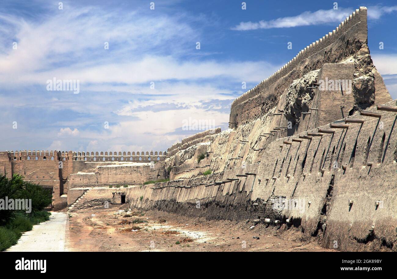 Alte Stadtmauern mit schönem Himmel - Buchara - Usbekistan Stockfoto