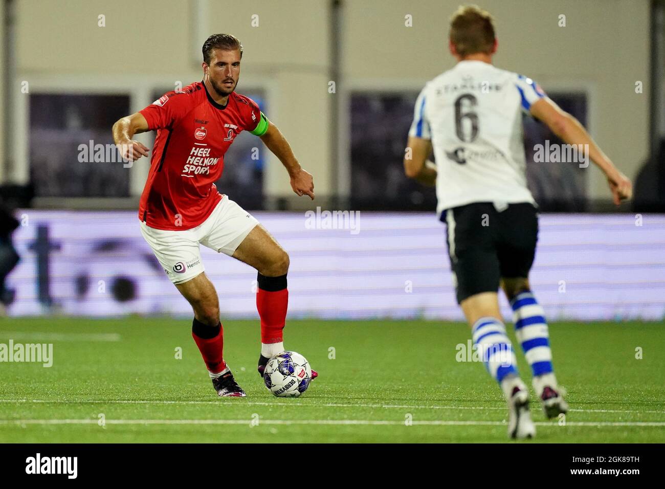 EINDHOVEN, NIEDERLANDE - 13. SEPTEMBER: Robin van der Meer von Helmond Sport Jens van Son vom FC Eindhoven während des Keukenkampioen Divisie-Spiels zwischen dem FC Eindhoven und Helmond Sport im Jan Louwers Stadion am 13. September 2021 in Eindhoven, Niederlande (Foto: Joris Verwijst/Orange Picches) Stockfoto