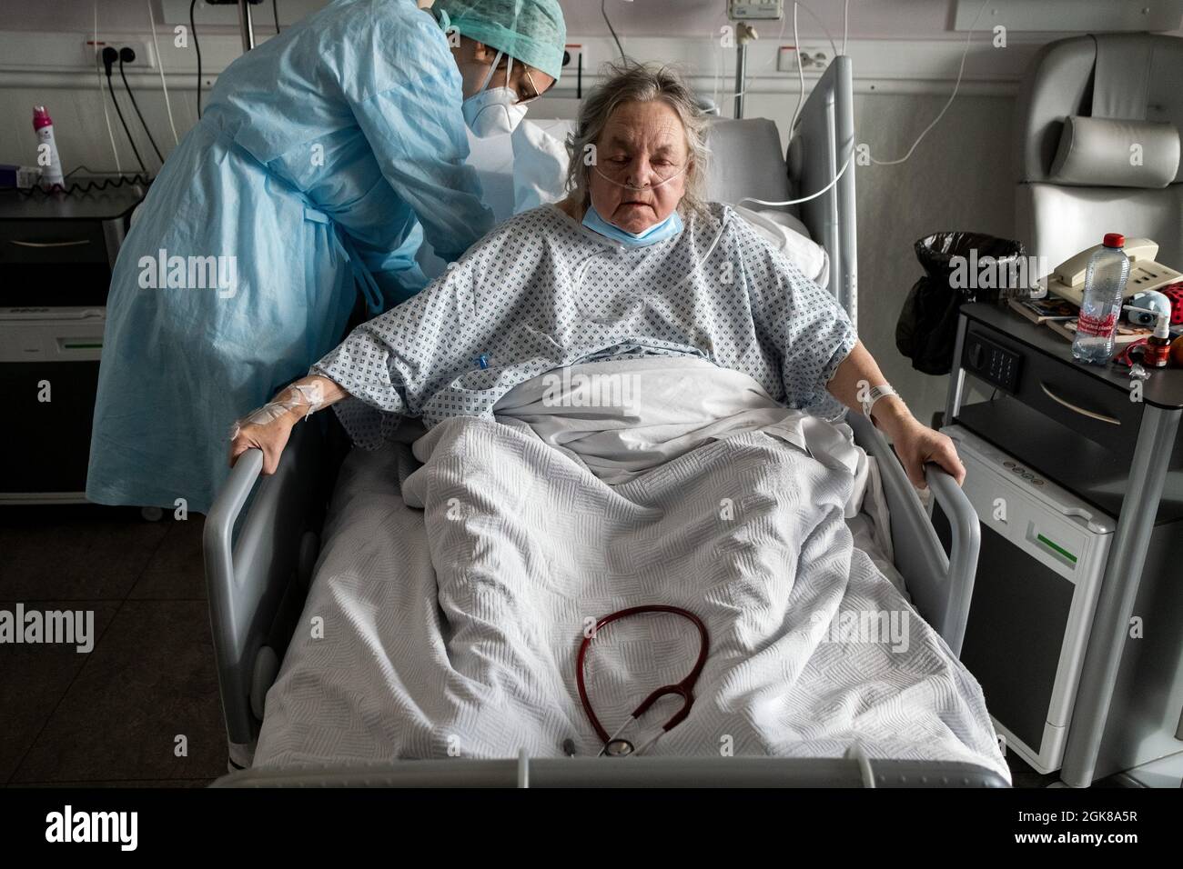 Medizinisches Personal, das die Patienten auf der Intensivstation des Krankenhauses Lüttich überwacht, die stark von Covid 19 betroffen ist. Lüttich, Belgien. Stockfoto