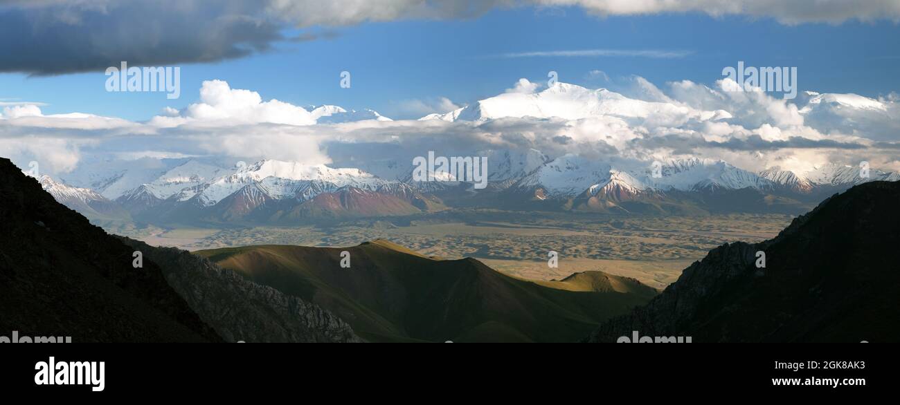 Panoramablick auf den Lenin-Gipfel vom Alay-Gebirge - Kirgisisches Pamir-Gebirge - Grenze Kirgisistan und Tadschikistan - Zentralasien - Dach der Welt Stockfoto