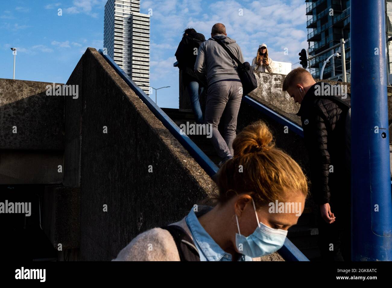 Person mit Gesichtsmaske zum Schutz vor Covid-19. Amsterdam, Niederlande. Stockfoto