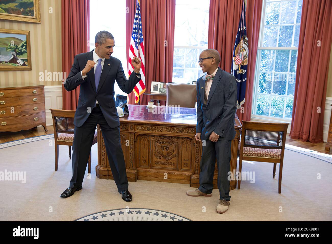 Präsident Barack Obama tritt im Oval Office am 20. März 2014 mit Jaren Paul Suber, einem 14-jährigen Empfänger von Wunschvorschreiben aus Rowlett, Texas, in Verbindung. (Offizielles Foto des Weißen Hauses von Chuck Kennedy) Dieses offizielle Foto des Weißen Hauses wird nur zur Veröffentlichung durch Nachrichtenorganisationen und/oder zum persönlichen Druck durch die Betreffenden des Fotos zur Verfügung gestellt. Das Foto darf in keiner Weise manipuliert werden und darf nicht in kommerziellen oder politischen Materialien, Anzeigen, E-Mails, Produkten oder Werbeaktionen verwendet werden, die in irgendeiner Weise die Zustimmung oder Billigung des Präsidenten, der ersten Familie, nahelegt Stockfoto