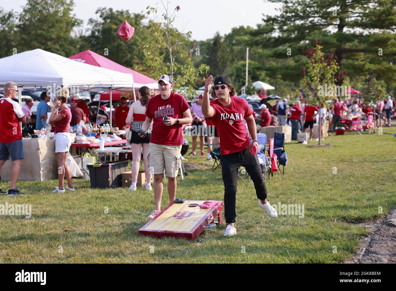 BLOOMINGTON, UNITED STATES - 2021/09/11: Indiana University Football Fans Heckklappe vor Indiana University spielt gegen Idaho während eines NCAA Fußballspiel am 11. September 2021 im Memorial Stadium in Bloomington, Ind. Die Hoosiers schlagen die Vandals 56-14. Stockfoto