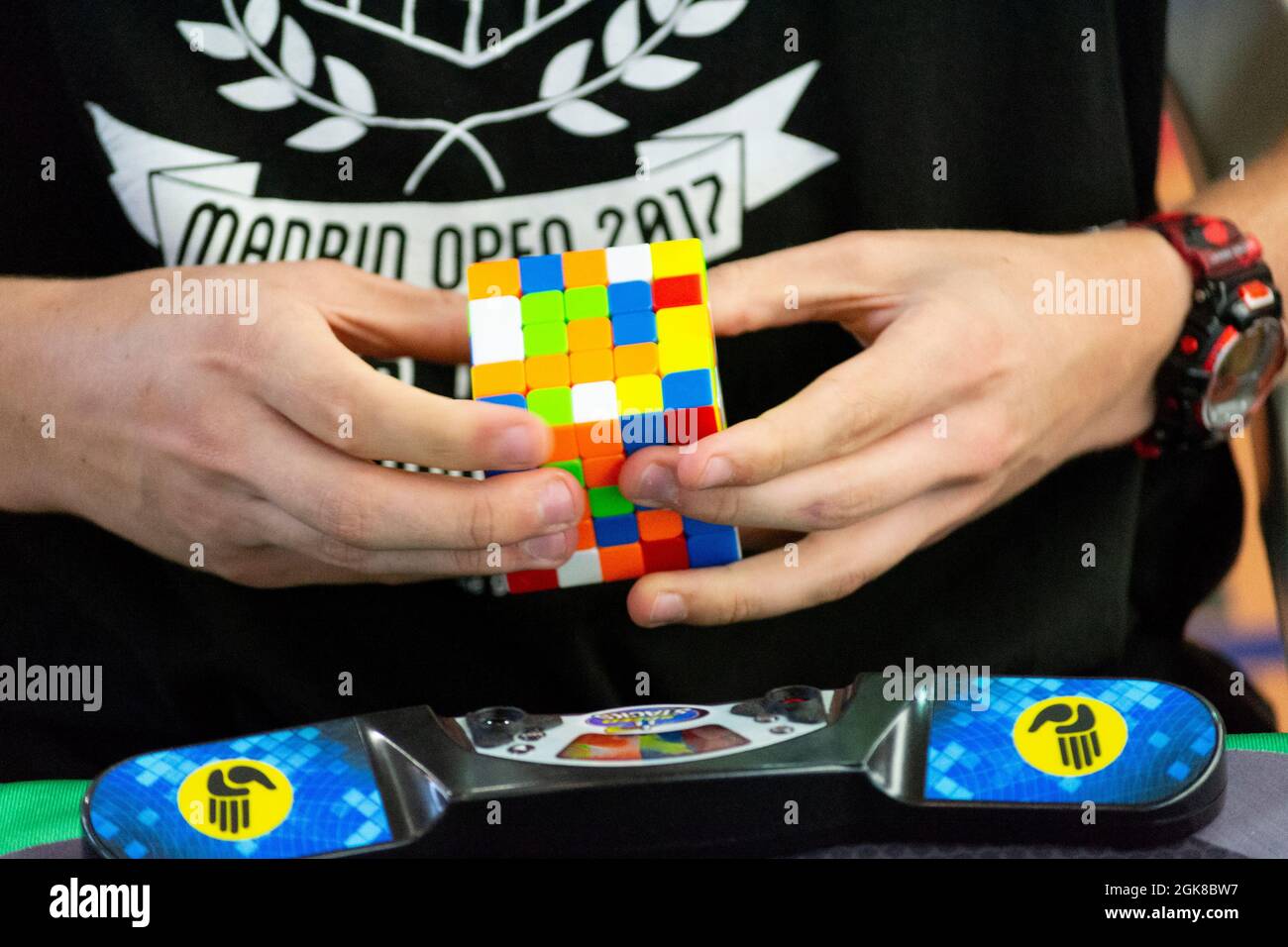Nahaufnahme der Hände, die einen Rubik's Cube lösen. Farbpuzzle. Stockfoto