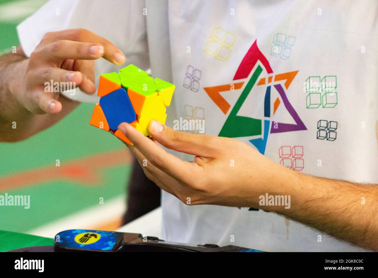 Nahaufnahme der Hände, die einen Rubik's Cube lösen. Farbpuzzle. Stockfoto