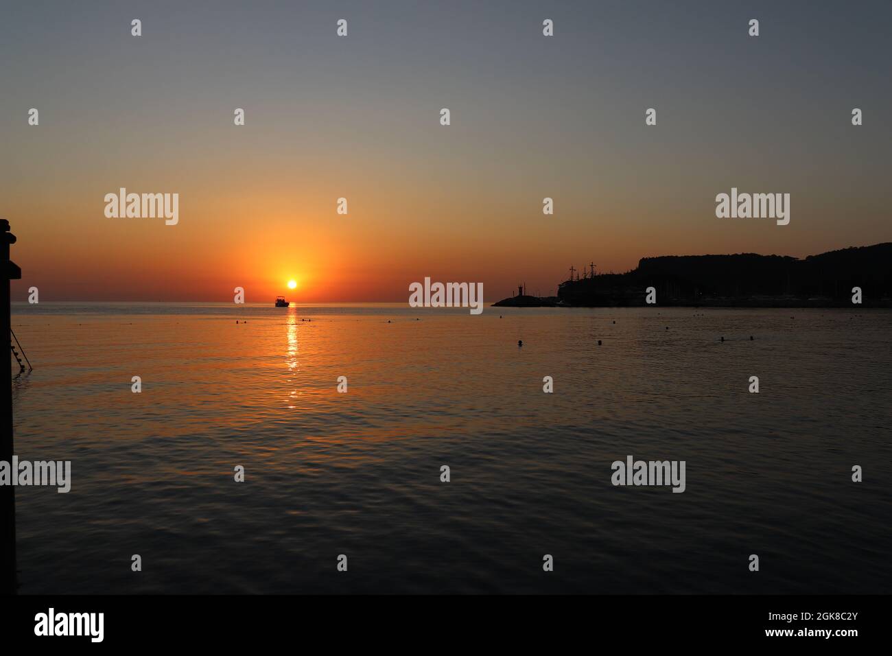 Sonnenaufgang über dem Mittelmeer aus Kemer, Antalya, Türkei im September 2021 Stockfoto