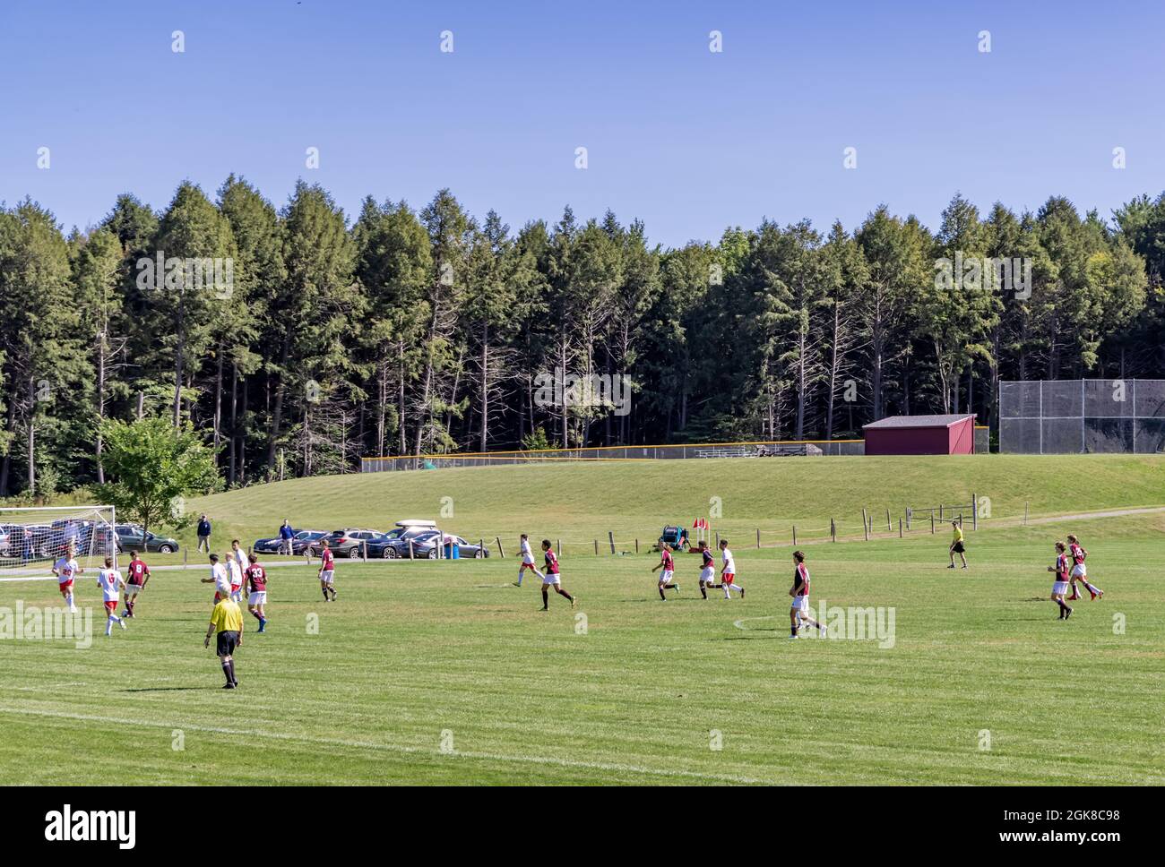 Gruppe junger Männer, die auf einem Feld in VT Fußball spielen Stockfoto