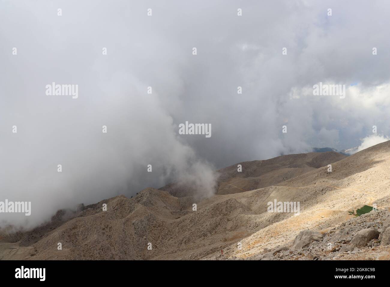 Nebel auf dem Berg Tahtali in Kemer, Türkei, September 2021 Stockfoto