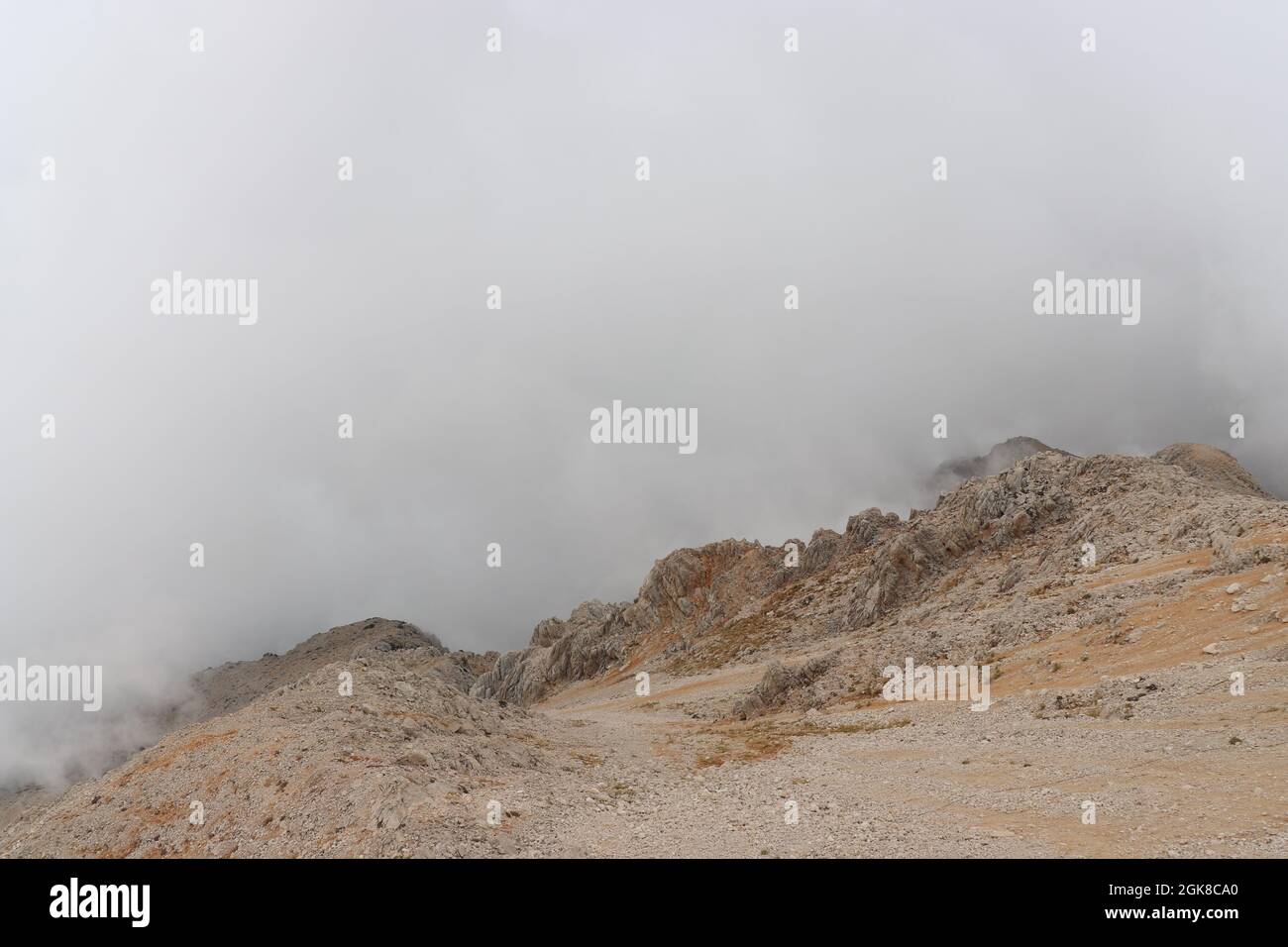 Nebel auf dem Berg Tahtali in Kemer, Türkei, September 2021 Stockfoto