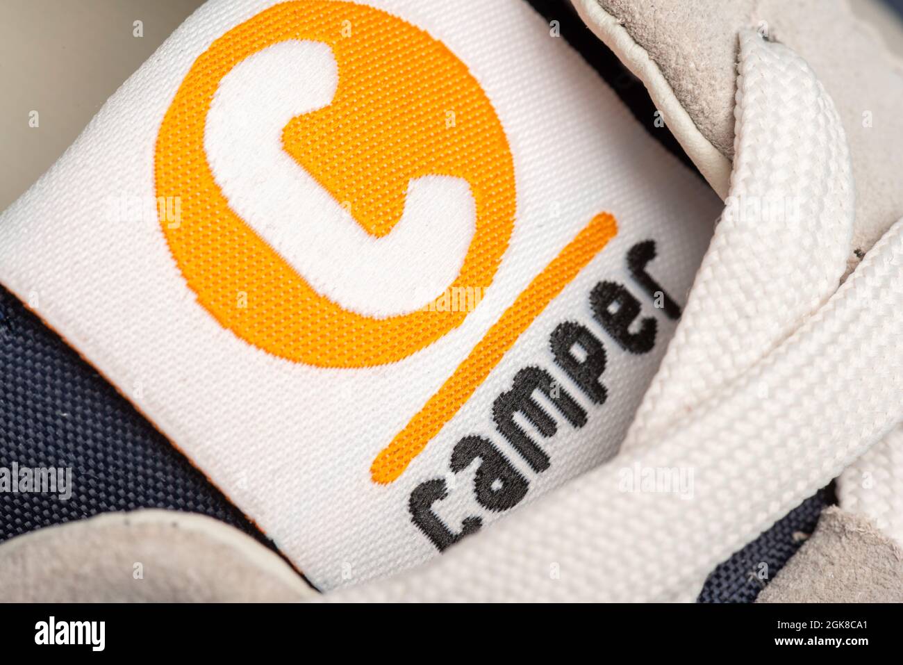 Camper-Schuhe Camper-Logo und -Label auf Vintage-Sportschuhen der spanischen Marke und legeren urbanen Schuhen Stockfoto