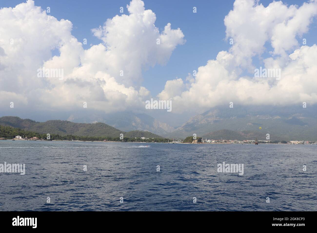 Wunderschöne Landschaft von Kemer vom Mittelmeer aus Stockfoto