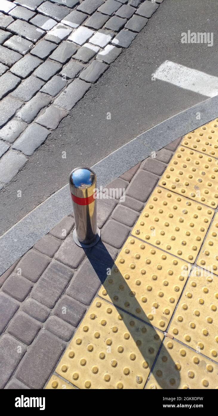 Einschränkende Säule am Rand des Gehwegs Stockfoto