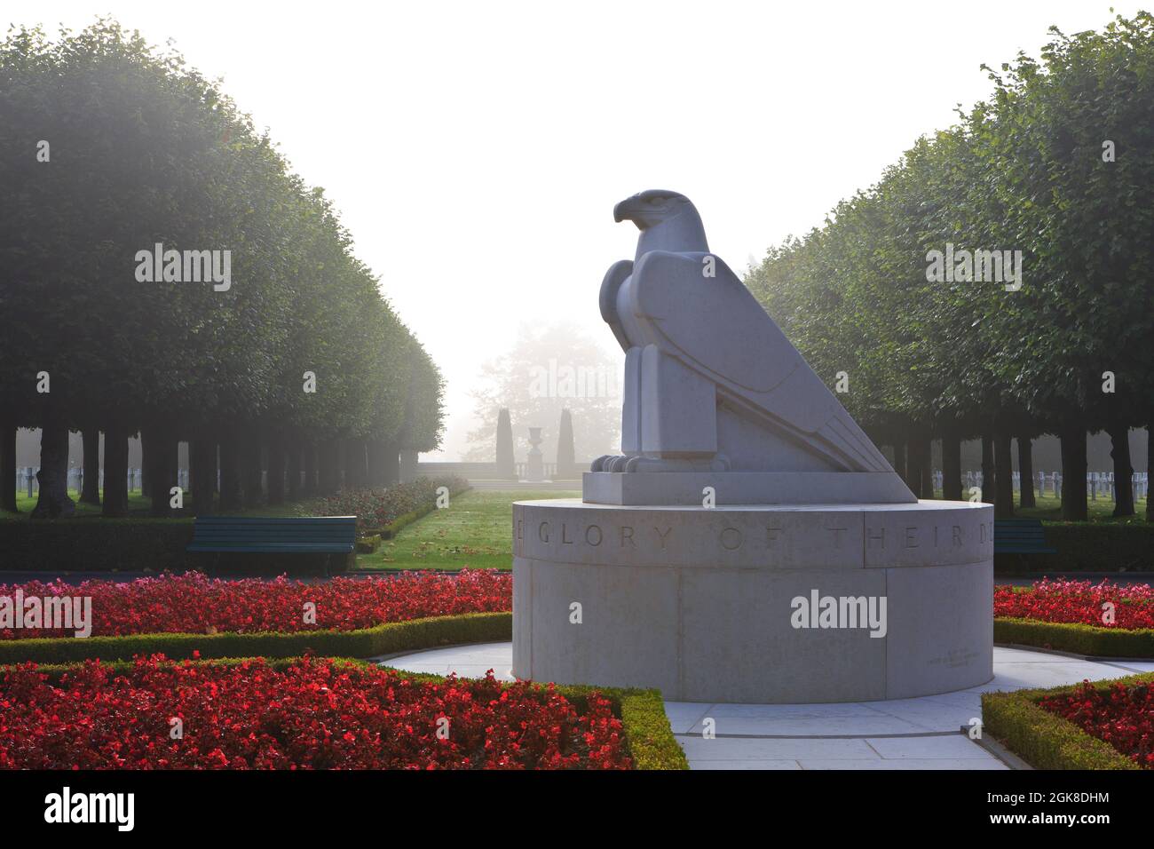 Ein amerikanischer Adler auf einer großen Sonnenuhr auf dem St. Mihiel American Cemetery and Memorial im Ersten Weltkrieg in Thiaucourt-Regnieville, Frankreich Stockfoto