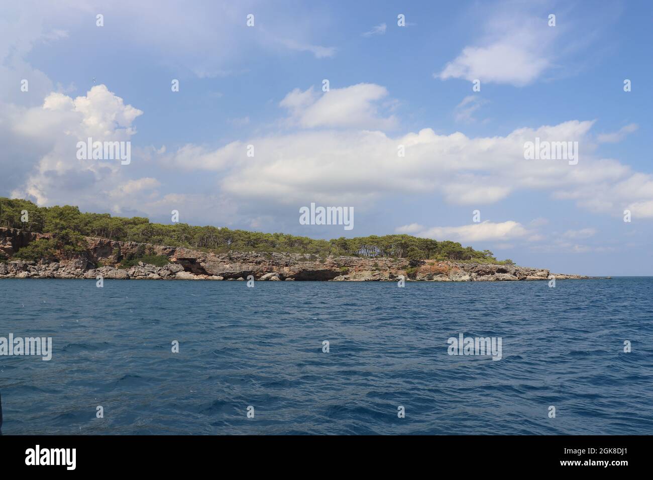 Schöne Aussicht auf das blaue Mittelmeer und die Küste in der Nähe der Stadt Kemer in Antalya, Türkei Stockfoto