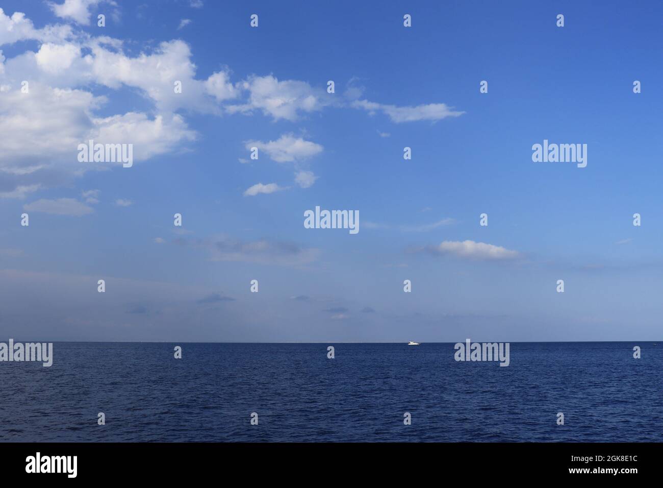 Schöne Aussicht auf das blaue Mittelmeer und die Küste in der Nähe der Stadt Kemer in Antalya, Türkei Stockfoto