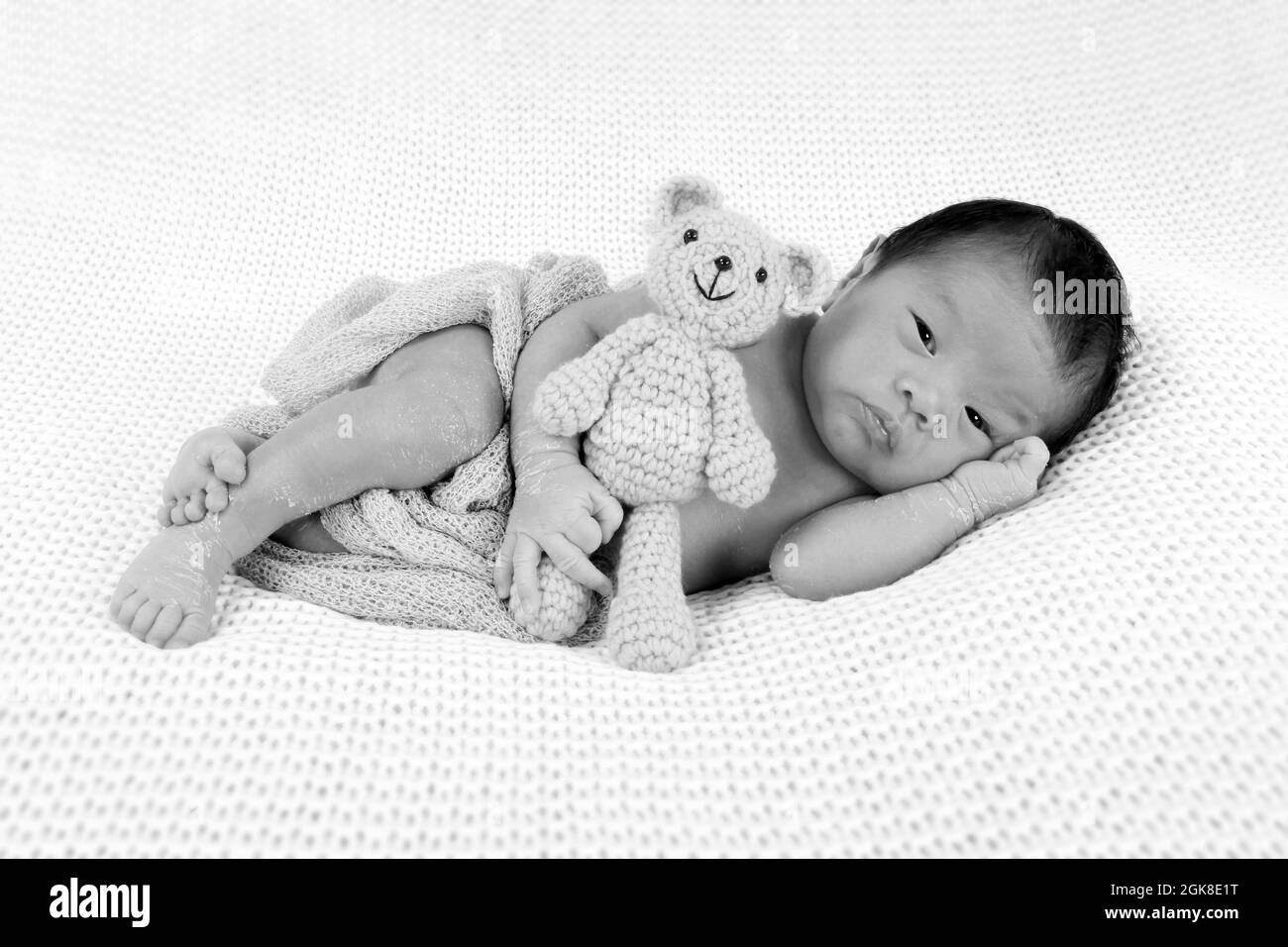 Kind mit Eltern der philippinischen Ethnie Baby in Großbritannien geboren, neugeborener Baby Stockfoto