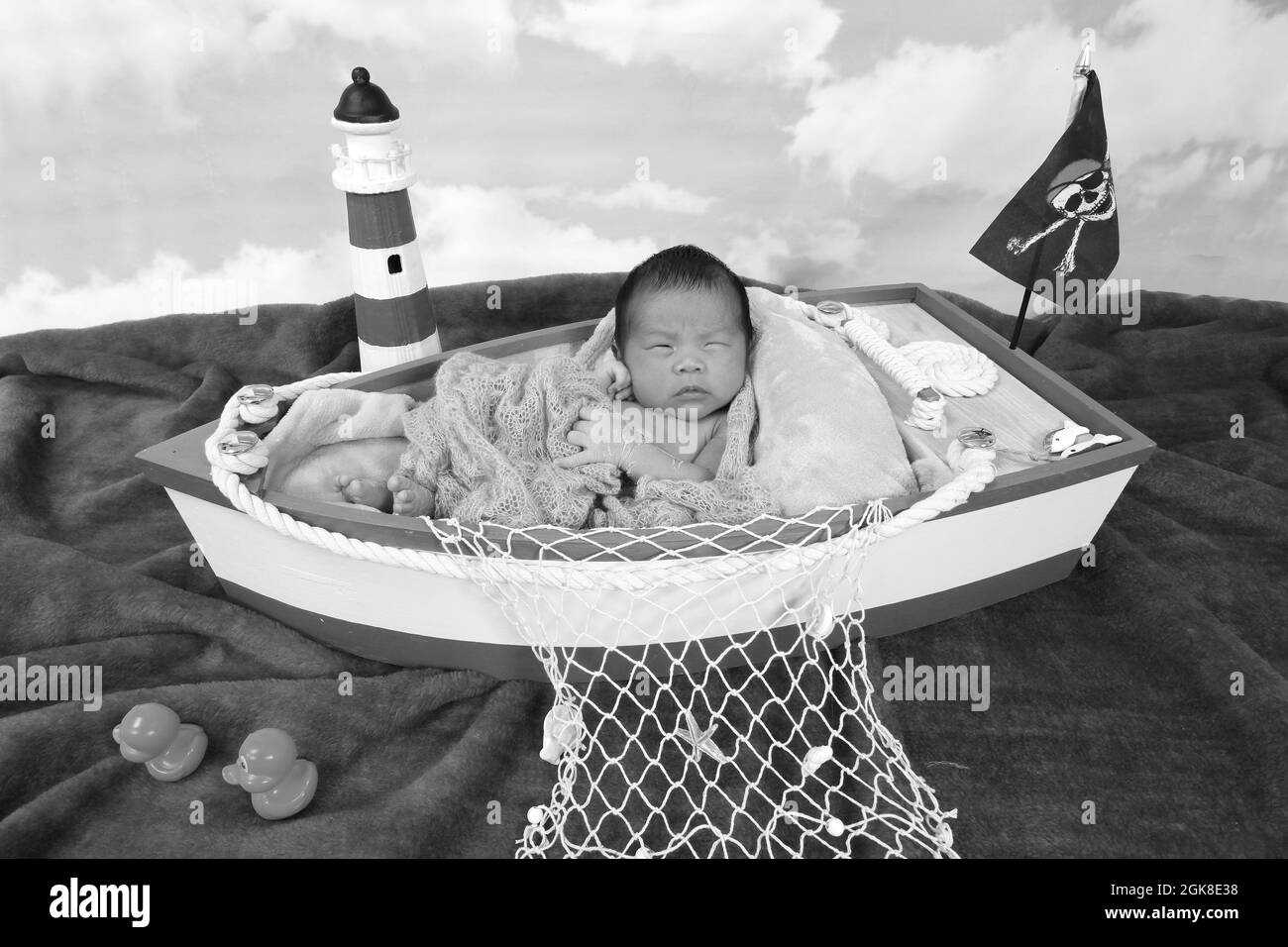 Neugeborener Junge, philippinische Ethnizität Kind in einem Boot entspannend Stockfoto