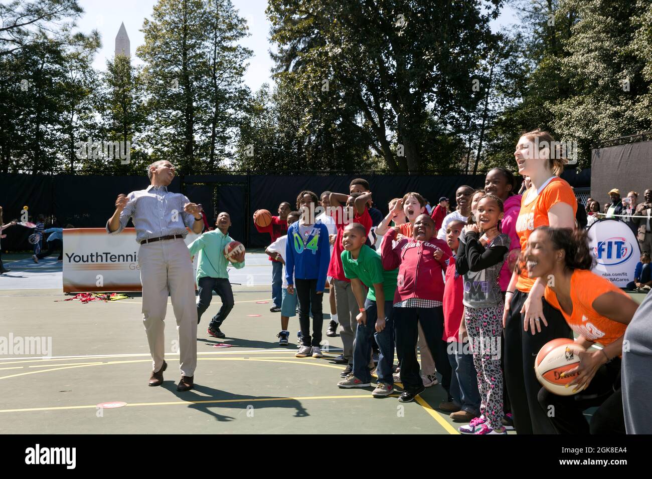 Präsident Barack Obama reagiert auf einen verpassten Schuss auf den Basketballplatz des Weißen Hauses am 1. April 2013. Der Präsident nahm an einer Klinik mit Kindern und professionellen Basketballspielern im Rahmen der Ostereierrolle des Weißen Hauses 2013 Teil. (Offizielles Foto des Weißen Hauses von Pete Souza) Dieses offizielle Foto des Weißen Hauses wird nur zur Veröffentlichung durch Nachrichtenorganisationen und/oder zum persönlichen Druck durch die Betreffzeile(en) des Fotos zur Verfügung gestellt. Das Foto darf in keiner Weise manipuliert werden und darf nicht in kommerziellen oder politischen Materialien, Anzeigen, E-Mails, Produkten oder promotio verwendet werden Stockfoto