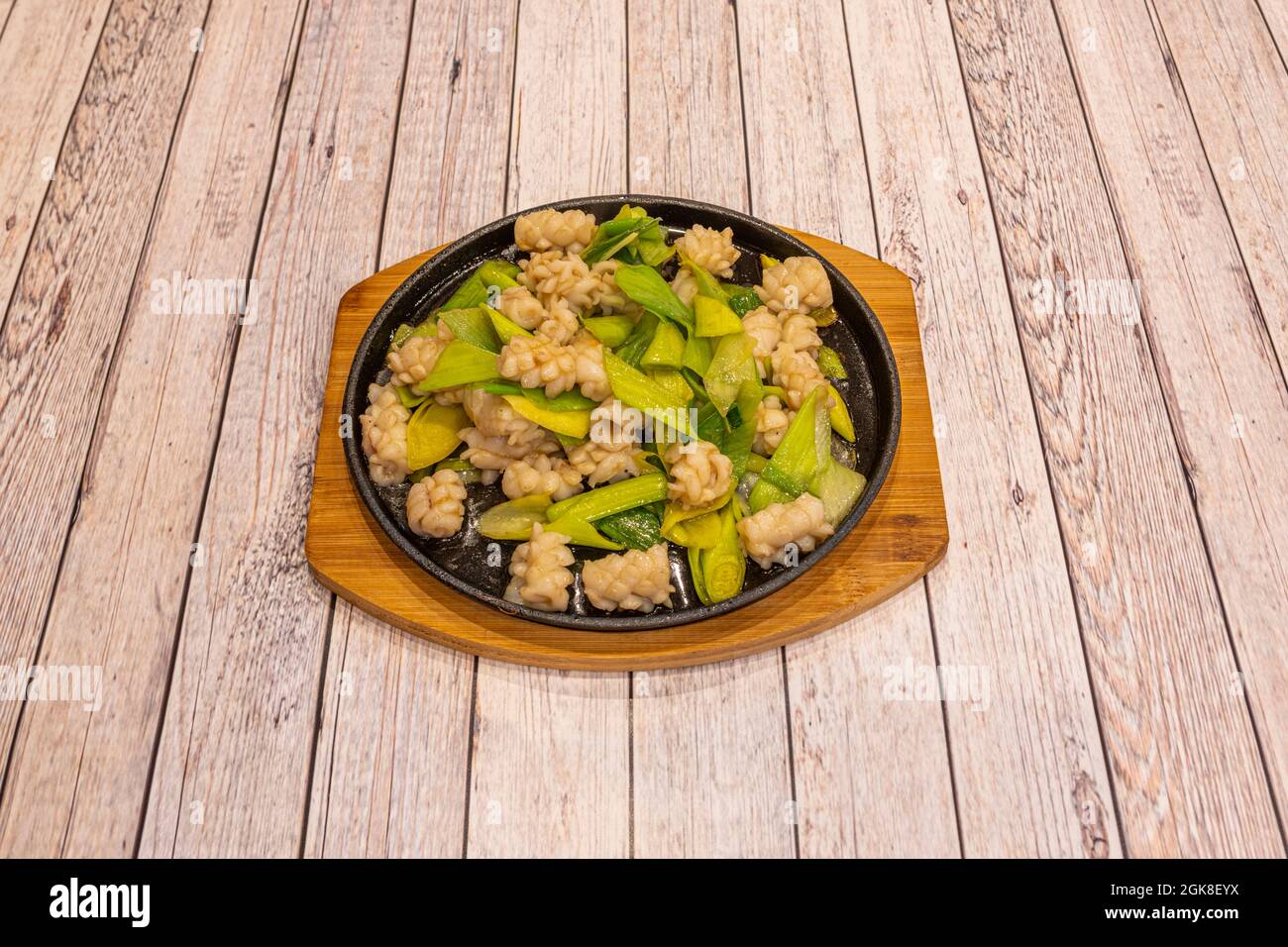 Chinesisches Rezept von Wok gebratenen Tintenfisch Gericht mit Gemse auf  Bambus Tablett auf weiem Tisch Stockfotografie - Alamy