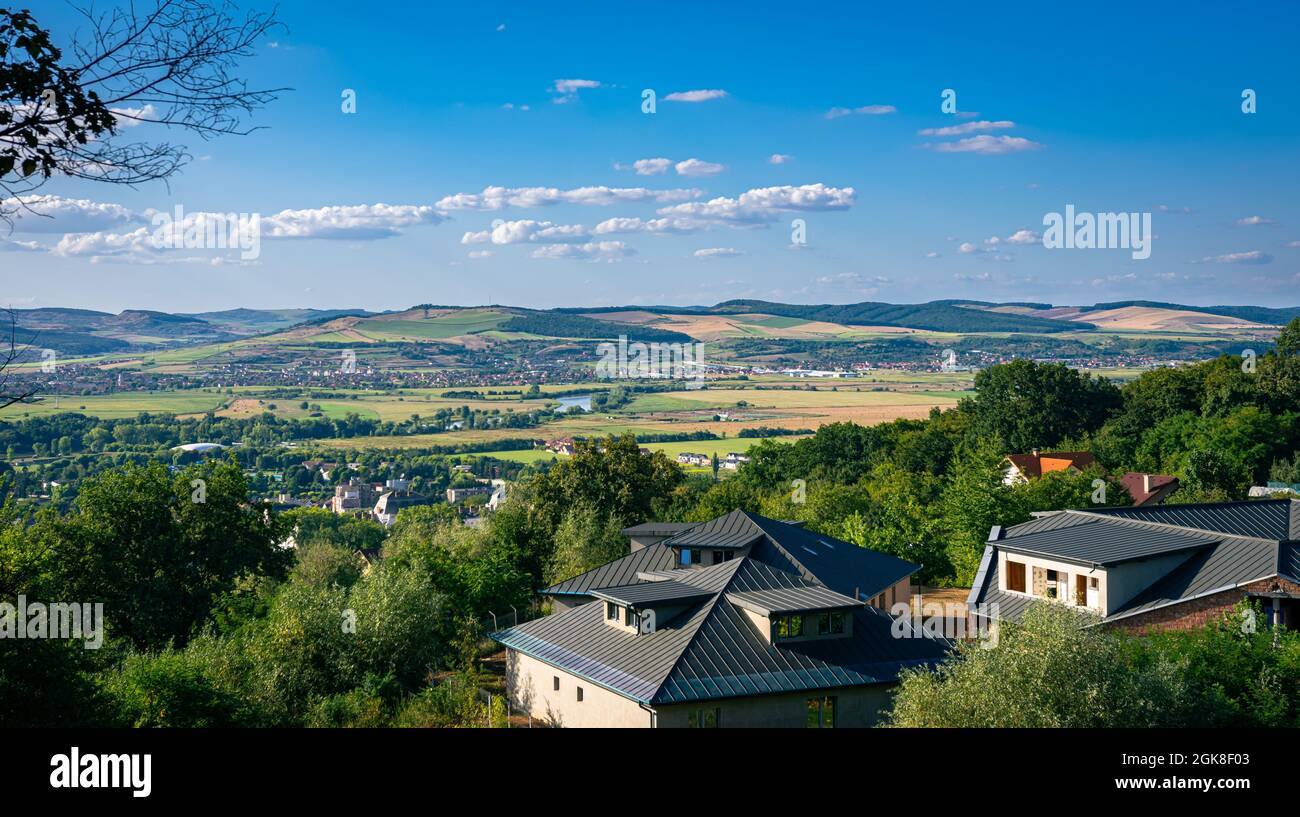 Blick von einem Hügel des Mures-Tals in der Nähe der Stadt Targu Mures in Siebenbürgen, Rumänien Stockfoto