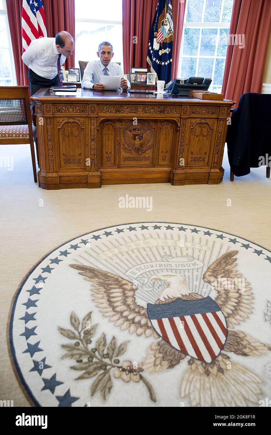 Präsident Barack Obama und Ben Rhodes, stellvertretender nationaler Sicherheitsberater für strategische Kommunikation, gehen im Oval Office, 2. April 2015, über seine Erklärung zum Gemeinsamen umfassenden Aktionsplan zum iranischen Atomprogramm nach. (Offizielles Foto des Weißen Hauses von Pete Souza) Dieses offizielle Foto des Weißen Hauses wird nur zur Veröffentlichung durch Nachrichtenorganisationen und/oder zum persönlichen Druck durch die Betreffzeile(en) des Fotos zur Verfügung gestellt. Das Foto darf in keiner Weise manipuliert werden und darf nicht in kommerziellen oder politischen Materialien, Werbung, E-Mails, Produkten, p verwendet werden Stockfoto