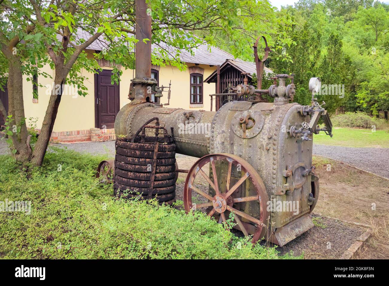 Alte ausgestellte Dampfmaschine in einem Park Stockfoto