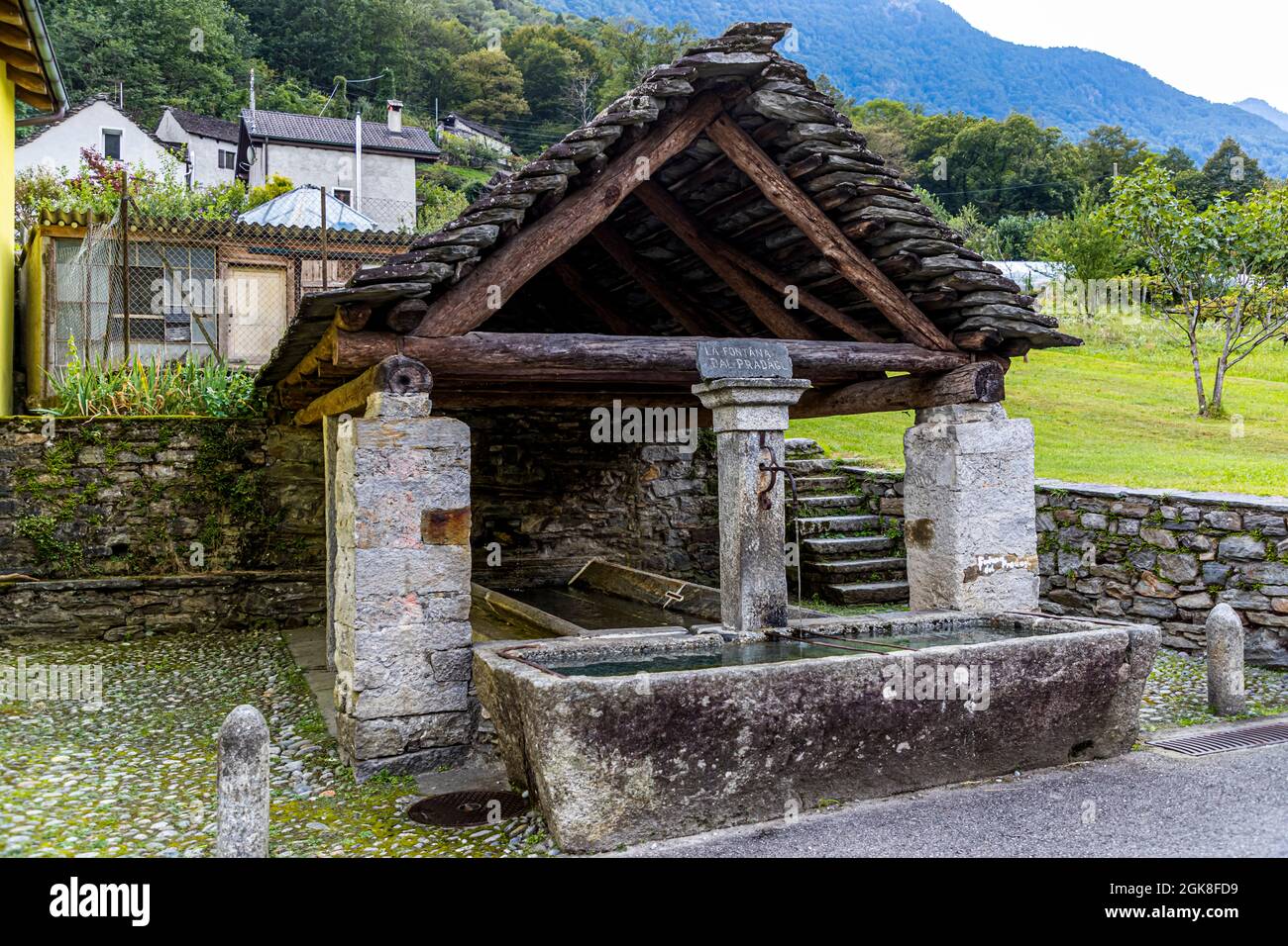 Öffentliches historisches Waschhaus in Moghegno, Circolo della Maggia, Schweiz Stockfoto