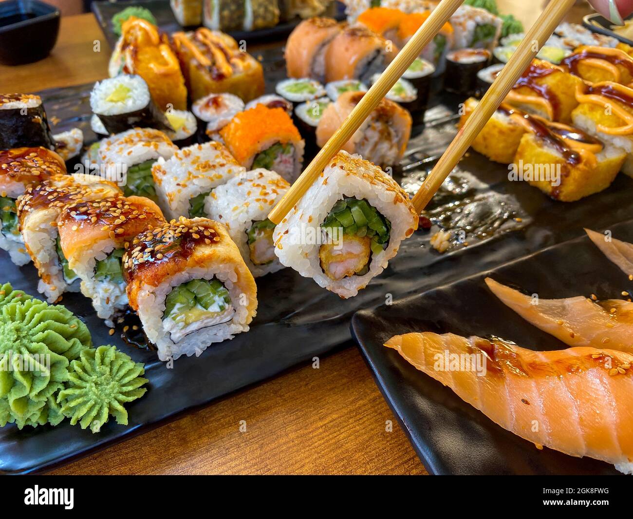Sushi und Essstäbchen. Verschiedene sushis Stockfoto