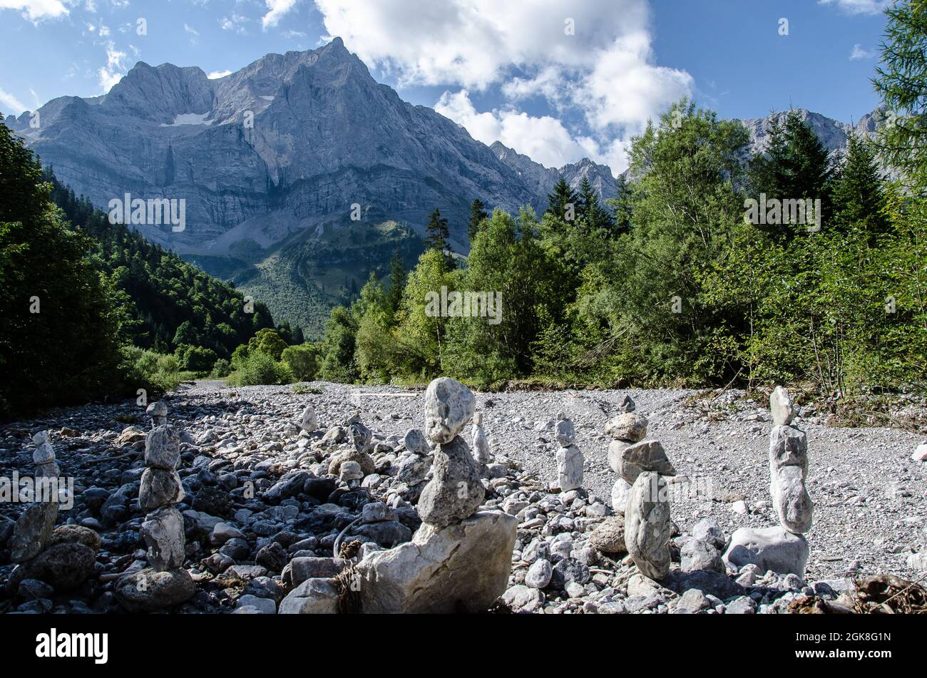 Von der eng können Sie viele Wander- und Bergtouren machen. Der 700 m Fußweg von einem großen Parkplatz zum Almdorf, umgeben von schöner Natur. Stockfoto