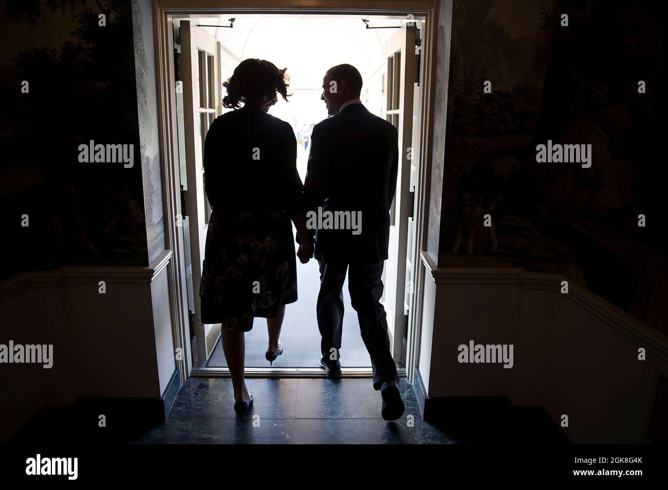 Präsident Barack Obama und First Lady Michelle Obama halten sich die Hände, während sie vom Diplomatischen Empfangsraum des Weißen Hauses nach Marine One gehen, um auf dem Weg nach Fort Hood, Texas, am 9. April 2014, abzureisen. (Offizielles Foto des Weißen Hauses von Chuck Kennedy) Dieses offizielle Foto des Weißen Hauses wird nur zur Veröffentlichung durch Nachrichtenorganisationen und/oder zum persönlichen Druck durch die Betreffenden des Fotos zur Verfügung gestellt. Das Foto darf in keiner Weise manipuliert werden und darf nicht in kommerziellen oder politischen Materialien, Werbung, E-Mails, Produkten oder Werbeaktionen verwendet werden, die in irgendeiner Weise nahelegen Stockfoto