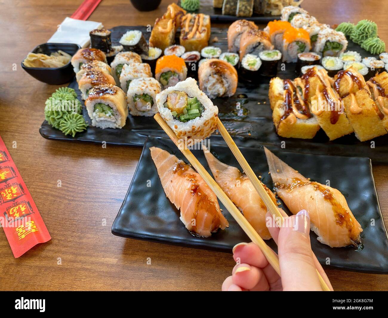Sushi und Essstäbchen. Verschiedene sushis Stockfoto