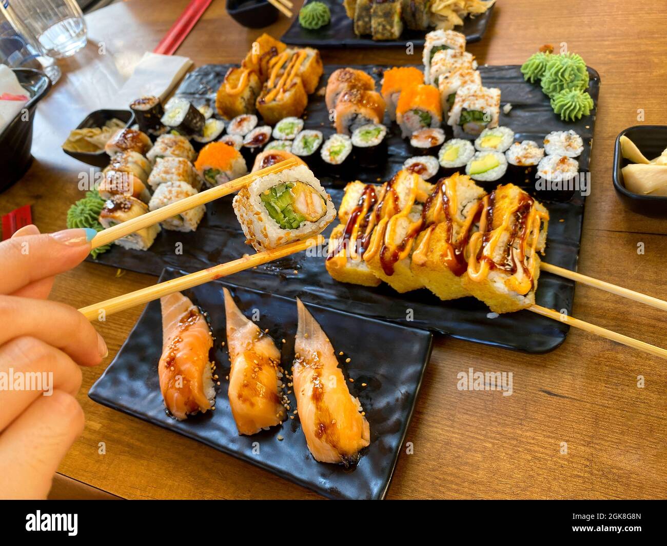 Sushi und Essstäbchen. Verschiedene sushis Stockfoto