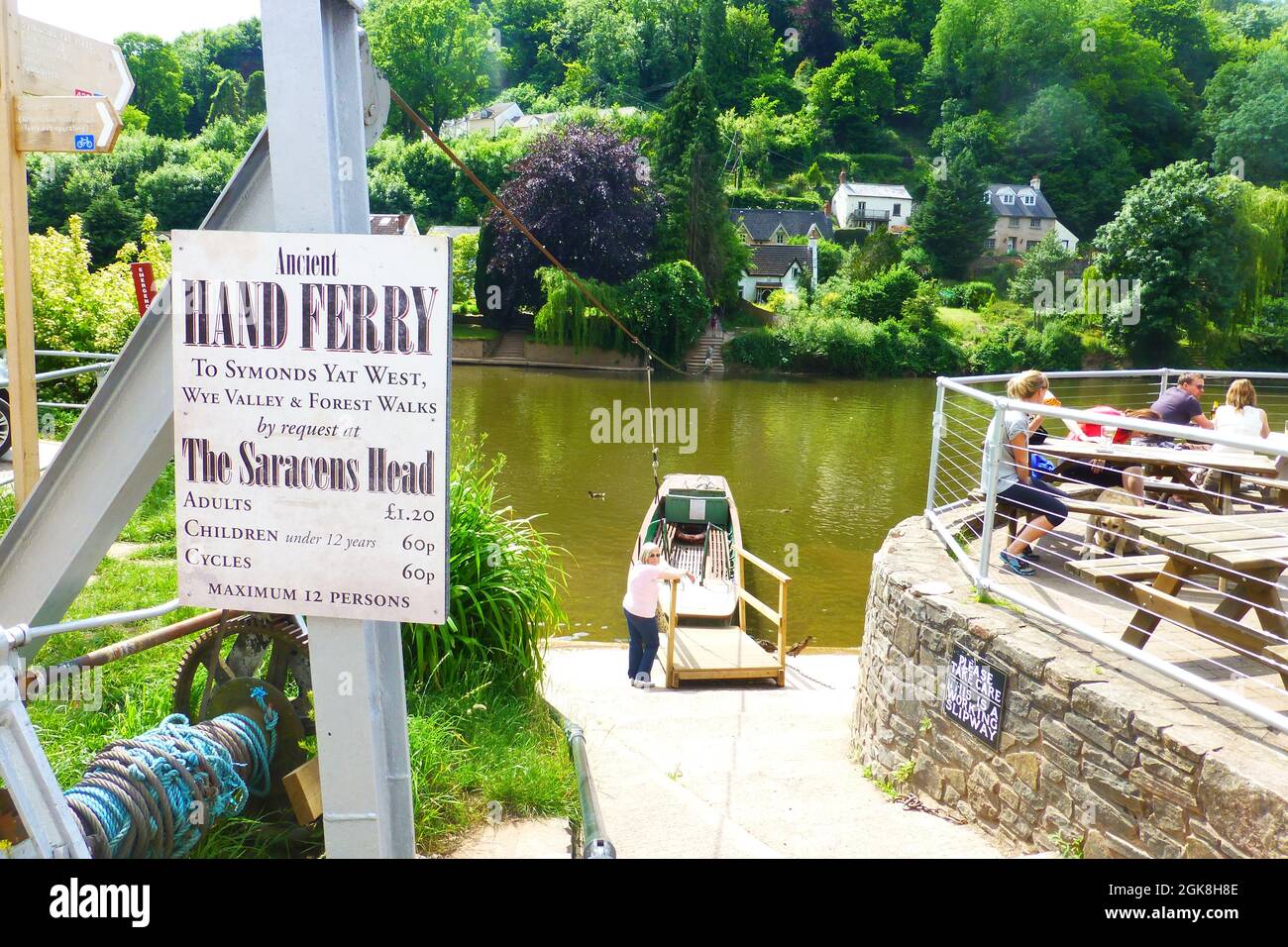 Handfähre im Forest of Dean Gloucestershire UK nach Symonds Yat Preistabelle Kosten Fluss überqueren Wasser Teich Hügel Dame Boot Sockel Brücke Sitzplatz Sitzplatz Stockfoto