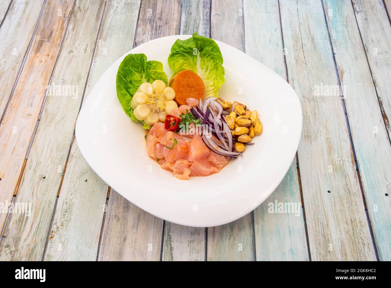 Klassische Ceviche auf weißem Teller und Holztisch Stockfoto