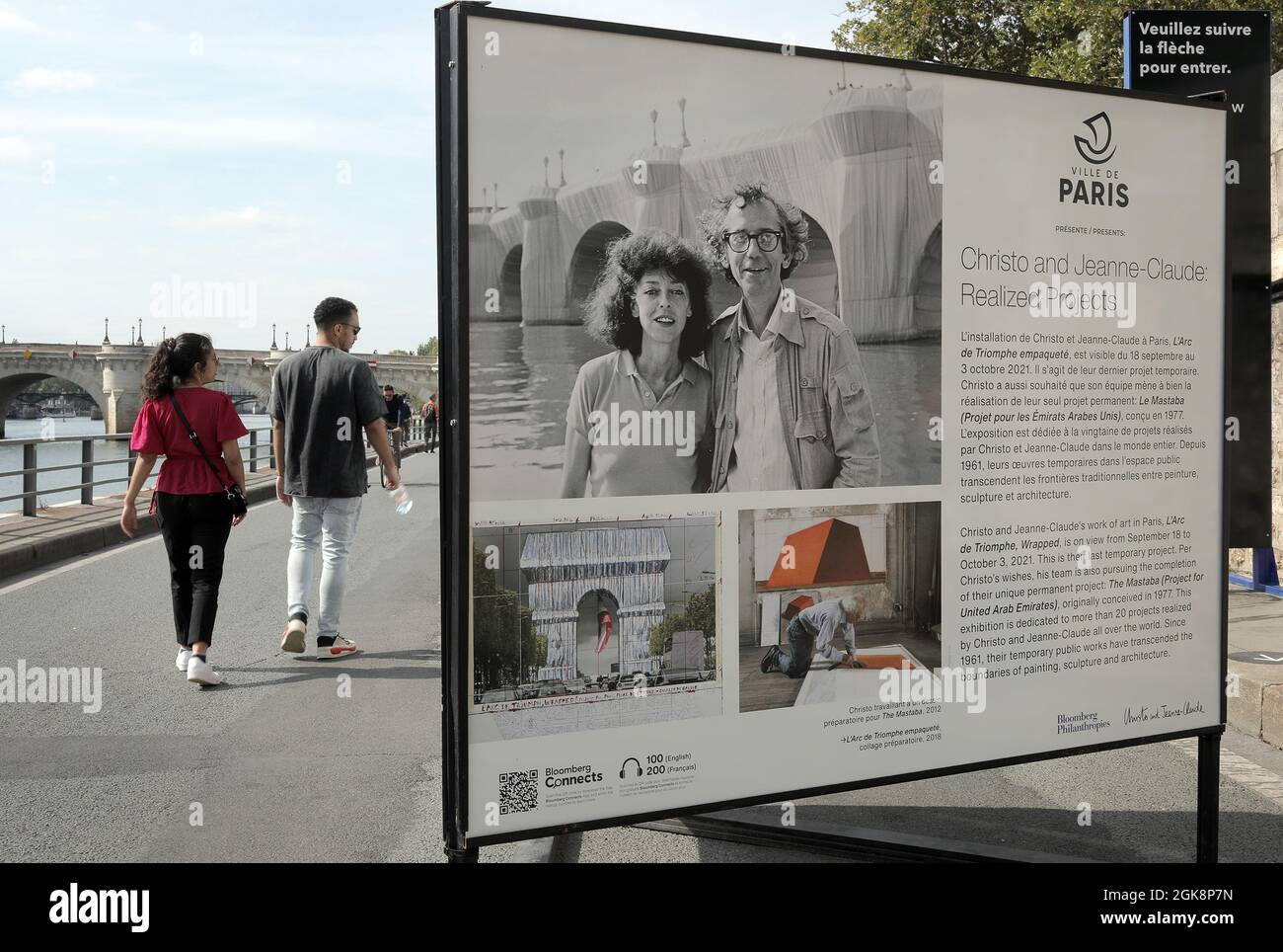 Paris, Frankreich. September 2021. Passanten kommen am Montag, den 30. September 2021, an einer Fotoausstellung unter freiem Himmel vorbei, in der der bulgarische Christo Vladimirov Javacheff und seine französische Frau und künstlerische Partnerin Jeanne-Claude am Ufer der seine in Paris, Frankreich, gezeigt werden. Der Triumphbogen wird posthum in silbrig blauem Stoff eingewickelt, so wie sich das Ehepaar, das unter dem Namen Christo zusammenarbeitete, vorgestellt hat. Foto von Eco Clement/UPI Credit: UPI/Alamy Live News Stockfoto