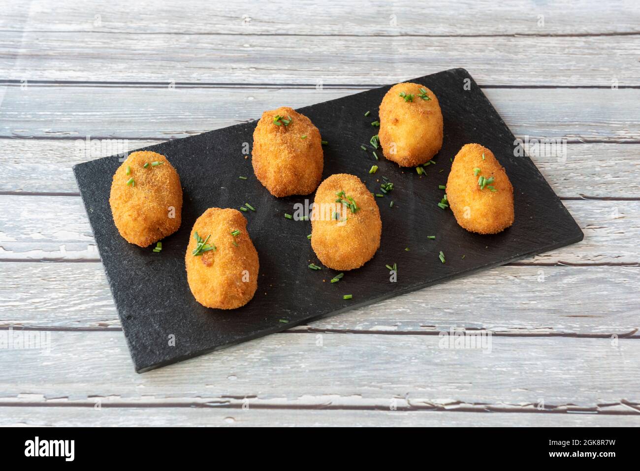 Große Portion von ruckigen Kroketten in Olivenöl gebraten, um in einem spanischen Tapas-Restaurant zu dienen Stockfoto