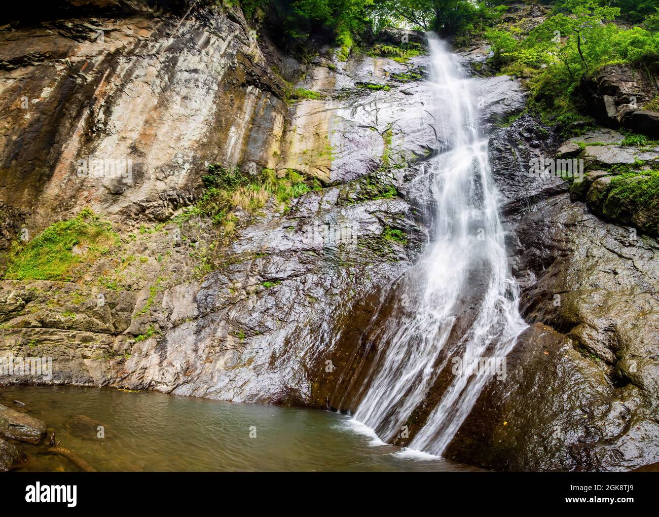 Wunderschöner Makhuntseti Wasserfall Blick in Georgia lokale Attraktion niemand Stockfoto