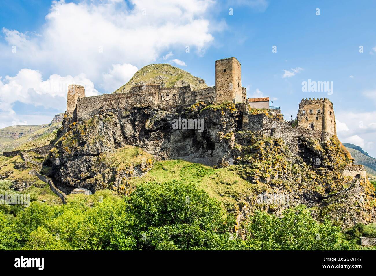 Malerische Aussicht auf die Festung Khertvisi mittelalterliche Steingebäude aus dem Norden auf dem Berg Stockfoto