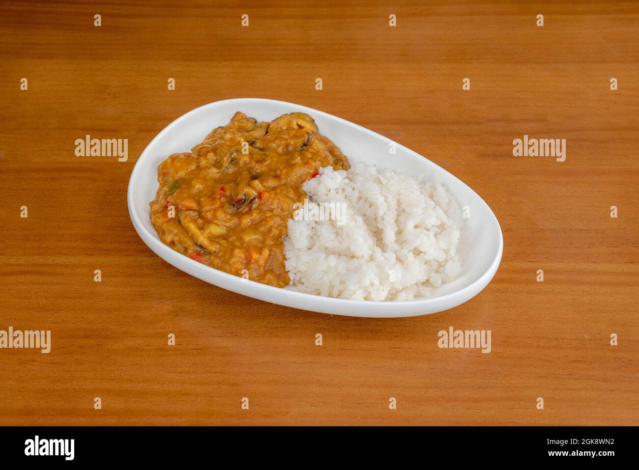 Große Portion veganes, mit weißem und rotem Gemüse-Reisgericht Stockfoto