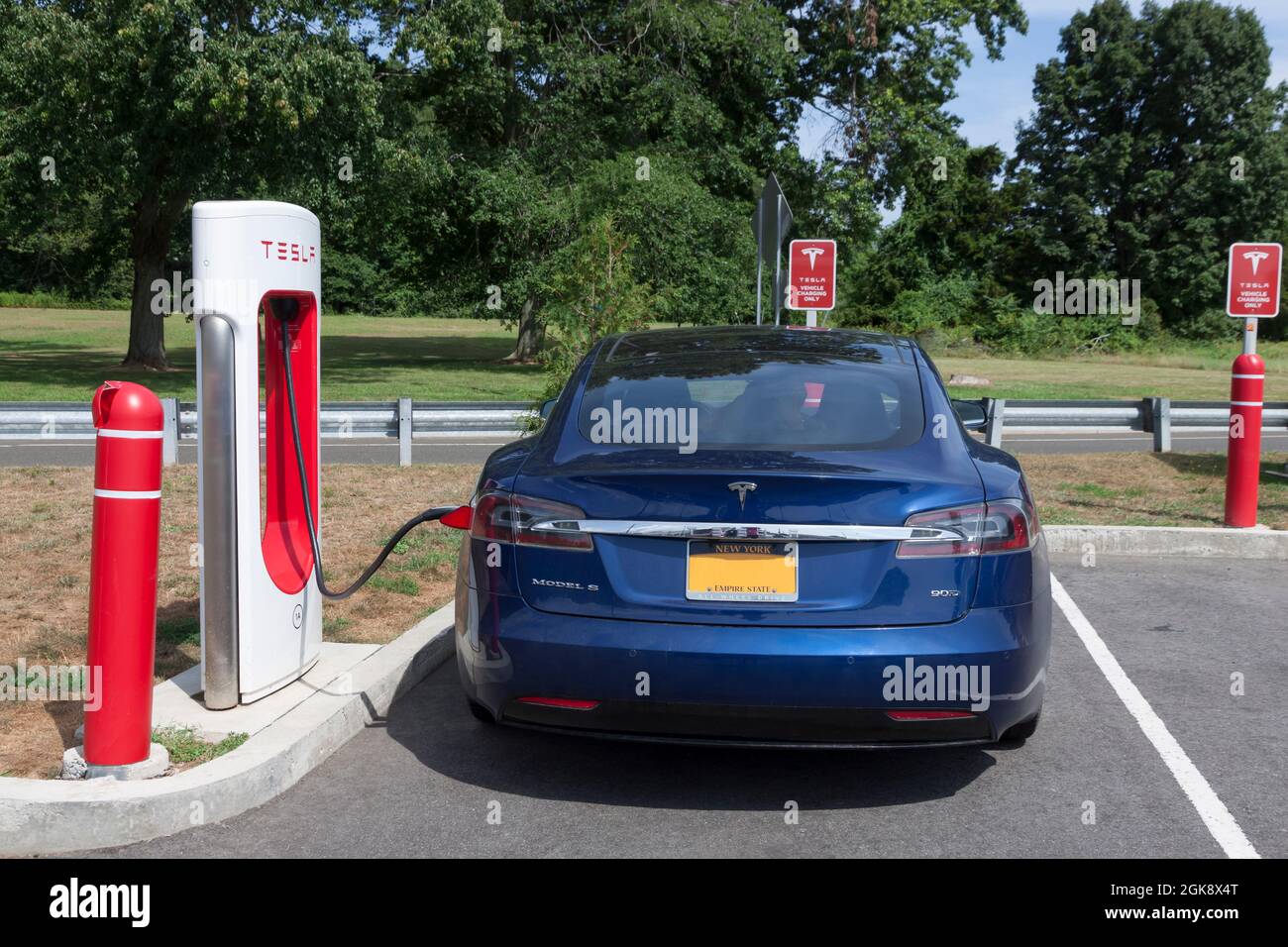 Tesla Car an der Ladestation in New York State, USA. Stockfoto