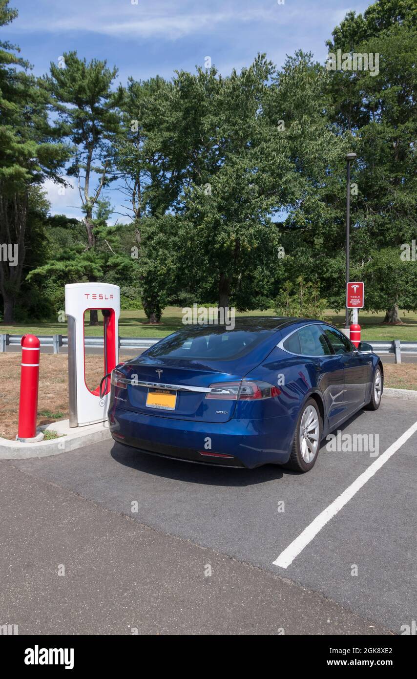 Tesla Car an der Ladestation in New York State, USA. Stockfoto