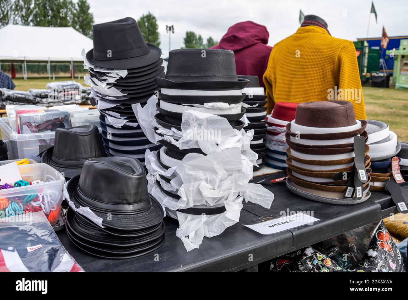Ska, zwei-Ton-Reggae-Hüte, die auf einem Musikkonzertfestival in Garon Park, Southend on Sea, Essex, Großbritannien, angeboten werden. Schweinefilet-Hüte. Mützen mit Krempe Stockfoto