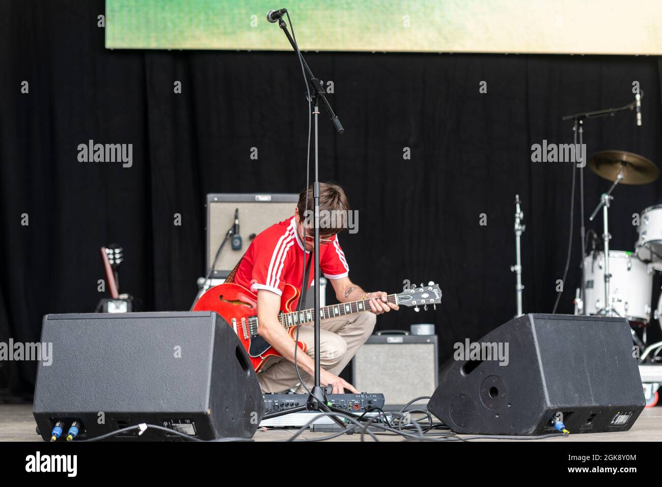 Gitarrist bei einem Live-Musik-Konzert-Festival in Garon Park, Southend on Sea, Essex, Großbritannien. Mit Gitarre, Pedleboard und Soundsystem Stockfoto
